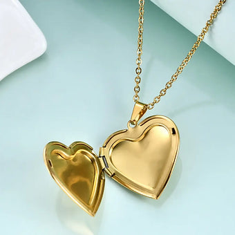 Collar Relicario Corazón con Foto en Blanco y Negro y Fecha Personalizada 💛📸
